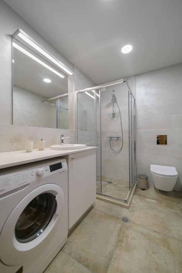 Magdalena Apartment - Two Bathrooms, Perfect City Center Varna ภายนอก รูปภาพ